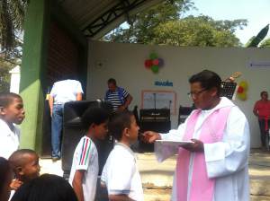 Dando la EucaristÃ­a a los niÃ±os de Colegio Educativo Navarro